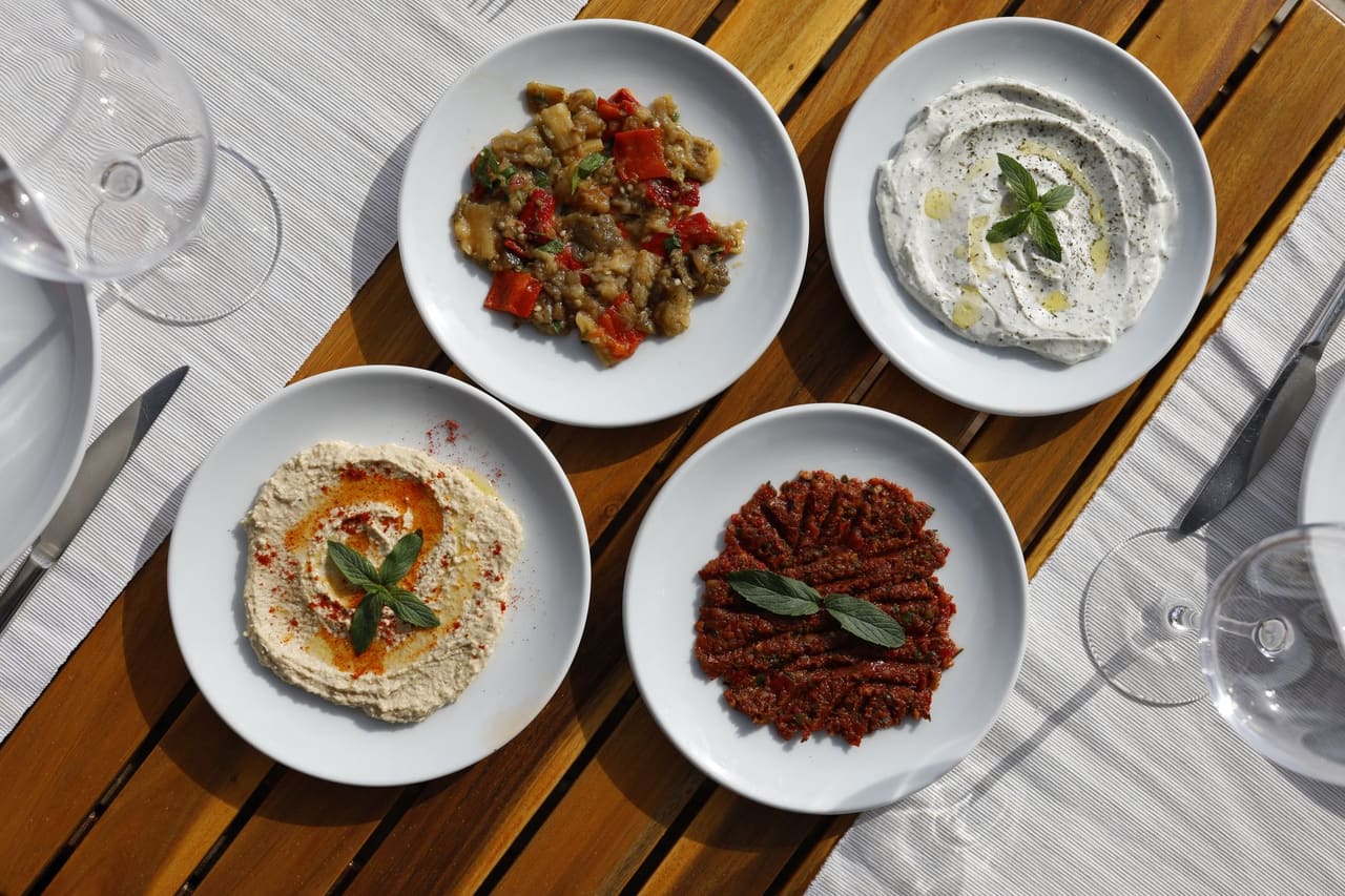Ahşap masada meze tabaklarının yukarıdan görünümü