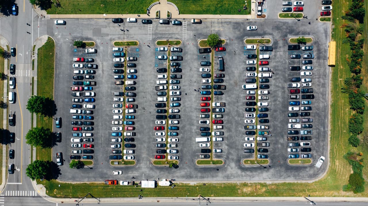 Otoparktaki araç sıralarının kuşbakışı görünümü