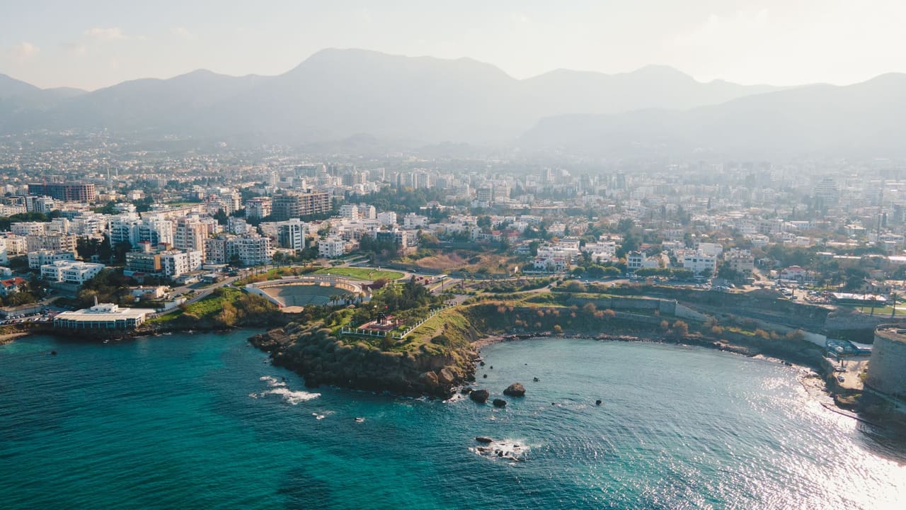 Girne kıyı şeridinin ve dağ sırtının havadan görünümü